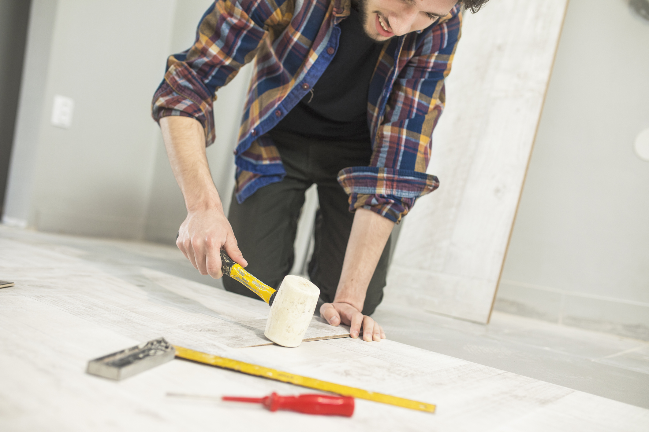 Bodenleger bei der Arbeit in in Mellikon